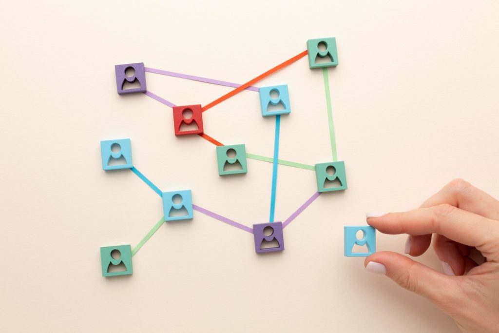Einkaufsteam in einem Produktionsunternehmen ordnet Lieferanten nach Einkaufsvolumen und Versorgungsrisiko